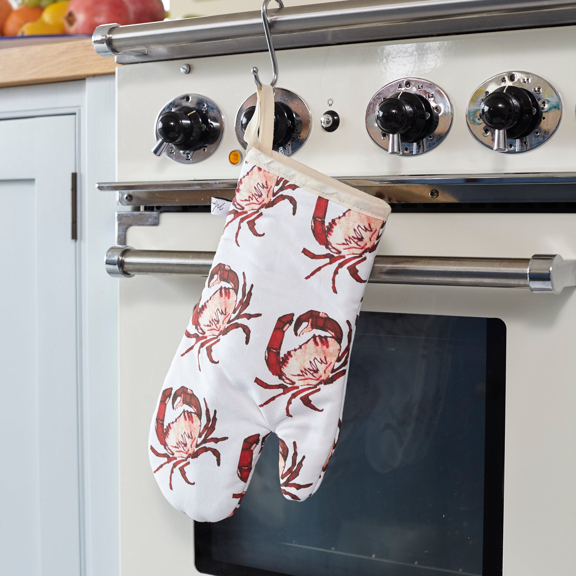 CRAB PRINT OVEN GLOVE ON OVEN 